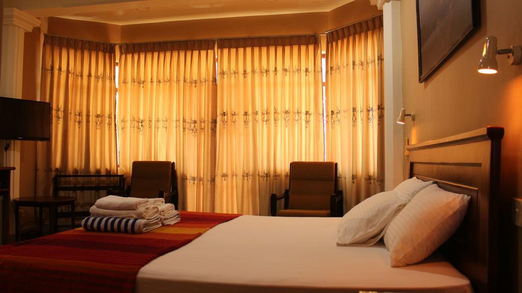 Janishi Residencies Hotell Negombo Rom bilde